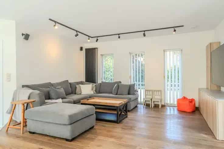 Huis Te Koop Jabbeke: Instapklaar met Loods en Appartement