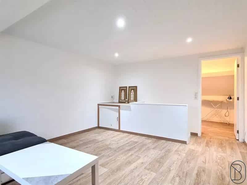 Huis te koop in Lessen: 2 slaapkamers, ruime leefruimte