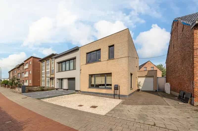 Gererenoveerde Halfopen Bebouwing Wommelgem