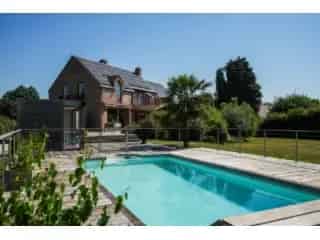 Villa te koop - Ruime woning met zwembad en tennisveld