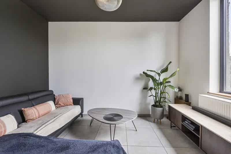 Huis te Koop: Instapklare Starterswoning met Parkeerplaats en Hobbyruimte