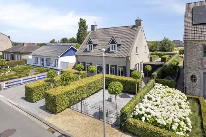 Huis te huur nabij centrum: Ruime woning met tuin, vijver en garage