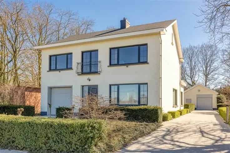 Huis Te Koop Viersels Gebroekt: Rustige Woning met Zwemvijver