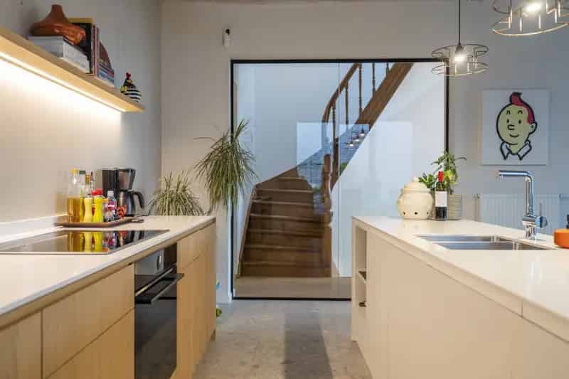 Herenwoning Izegem te koop: gerenoveerd met handelsruimte en luxe woonst