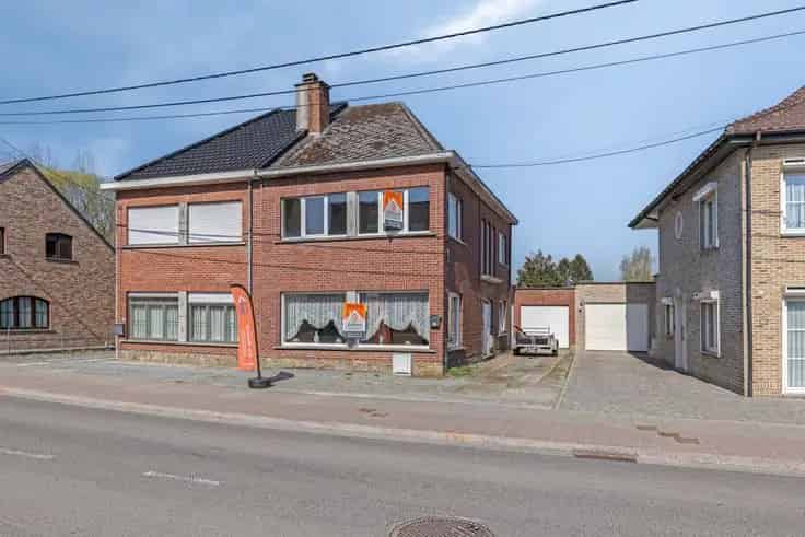 Huis Te Koop Denderhoutem: 2 Slaapkamers, Tuin & Garage