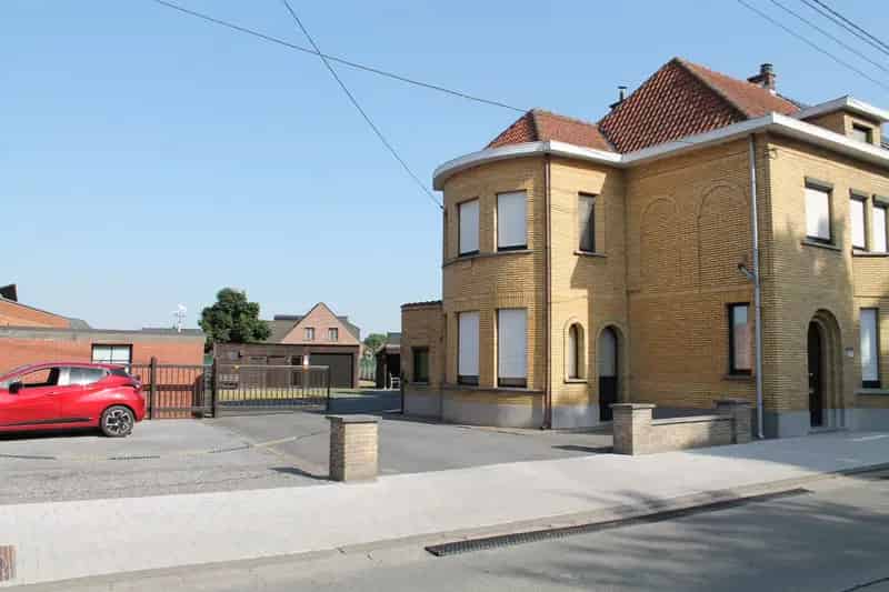 Grote gezinswoning met tuin en garages te koop