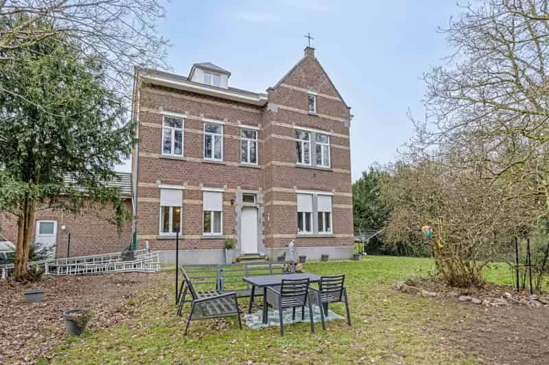 Authentieke Pastorie te Koop Stijlvol Gerenoveerd