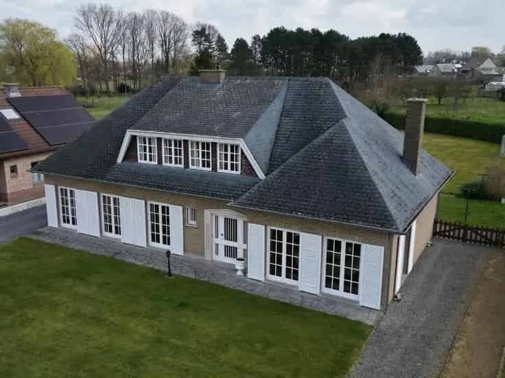 Huis Te Koop Karaktervolle woning met garage Nabij N26
