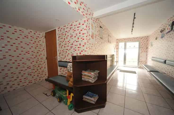 Appartementsblok Te Koop: Opbrengsteigendom met 3 Appartementen en Kabinet