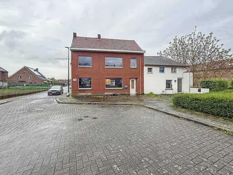 Huis te huur met hangaars en tuin