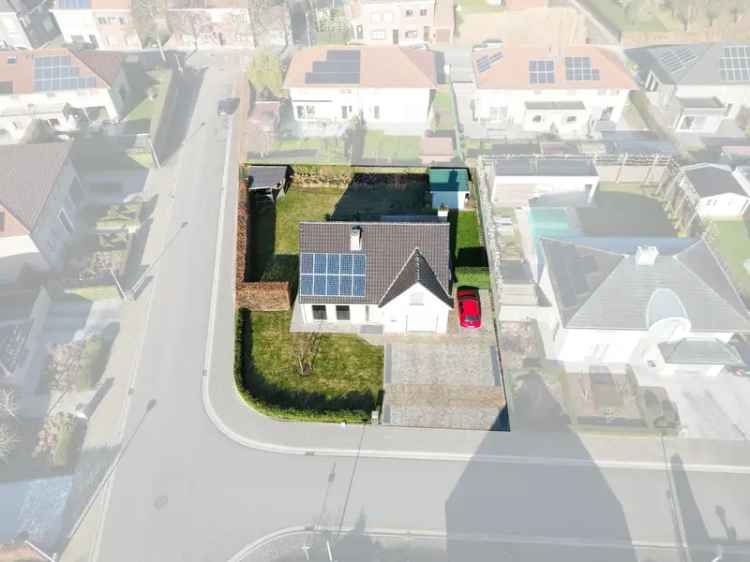 Te koop een alleenstaande villa in rustige wijk met tuin en zonnepanelen