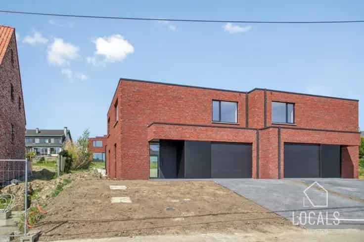 Huis Te Koop: Moderne HOB met 3 slaapkamers, garage en tuin