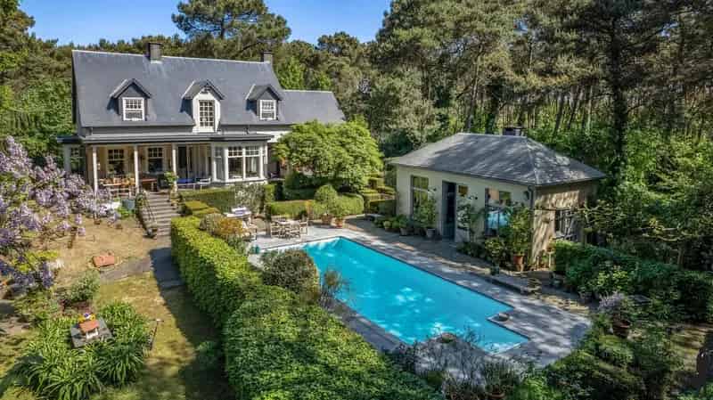 Engelse Cottagevilla met Orangerie Zwembad en 19 Ha Grond