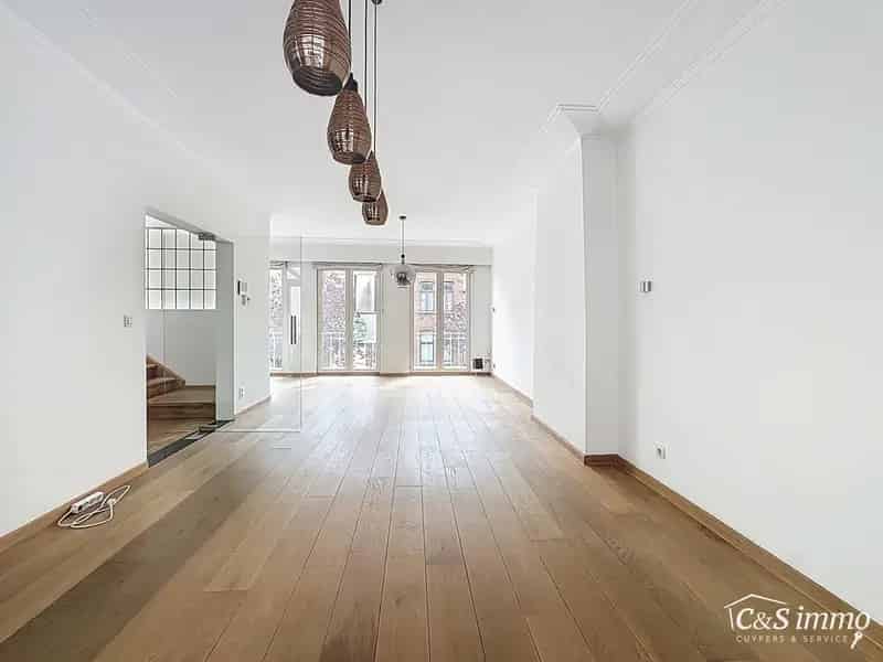 Gerenoveerde woning te koop: Ruime garage, 2 badkamers, 3 slaapkamers