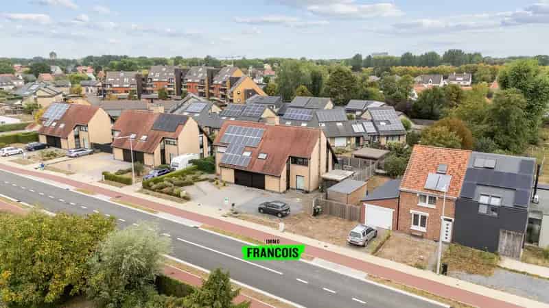 Halfopen woning te koop met 4 slaapkamers en ruime garage te Oostduinkerke