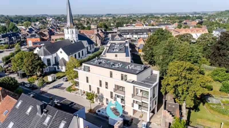 Green Square presenteert u 35 nieuwbouwappartementen en een winkelpand, letterlijk ónder de Kerktoren van Sleidinge. - Appartement te koop
