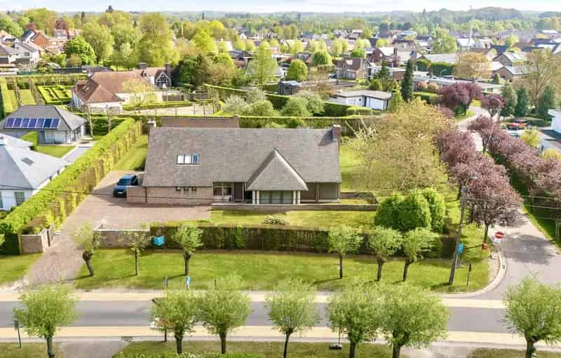 Huis te huur in villapark 2291m2 grote villa met poolhouse