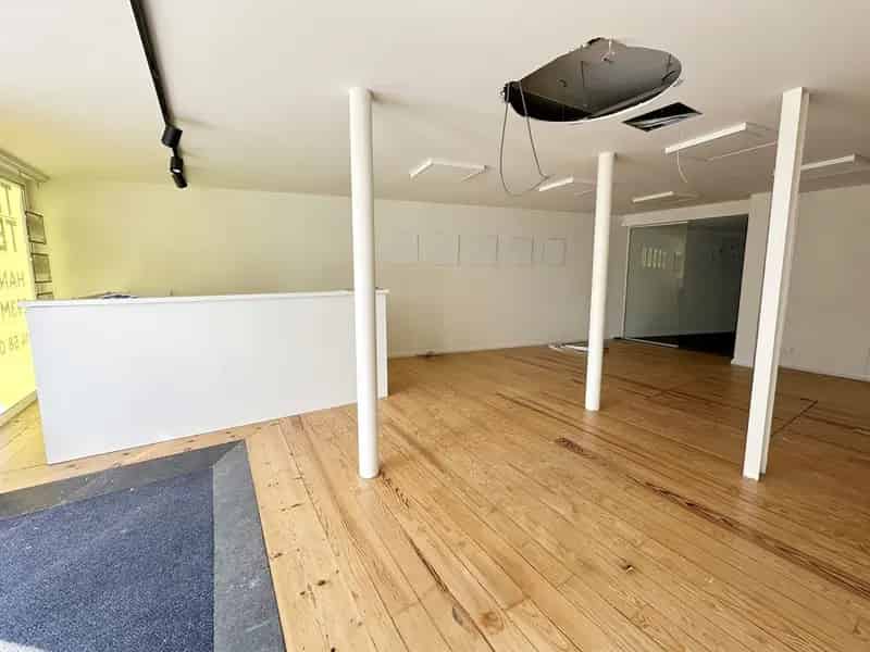 Handelspand met Kantoor en Bergruimte te huur