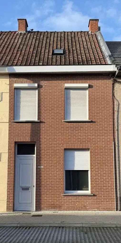 Woning met 2 slaapkamers, tuin en garage te Roeselare