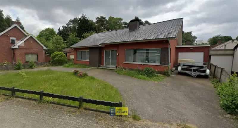 Gelijkvloerse woning met 3 slaapkamers en grote tuin te koop
