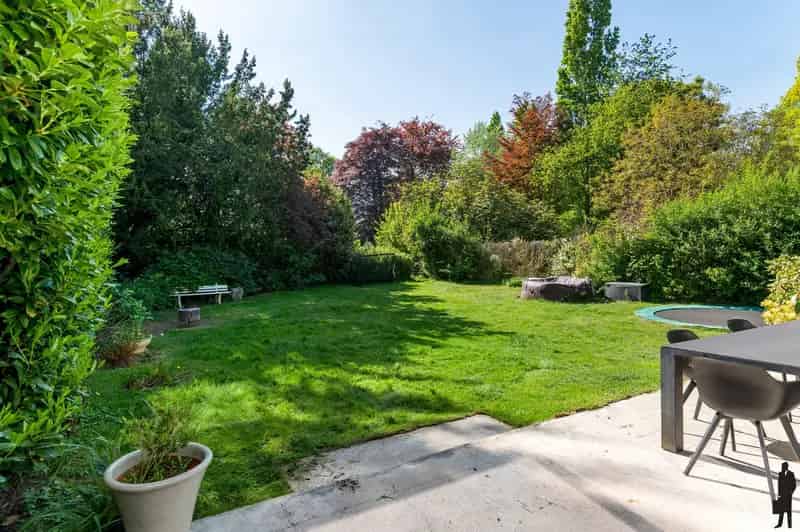 Huis te Koop Hove: Gerenoveerde Woning met Parktuin