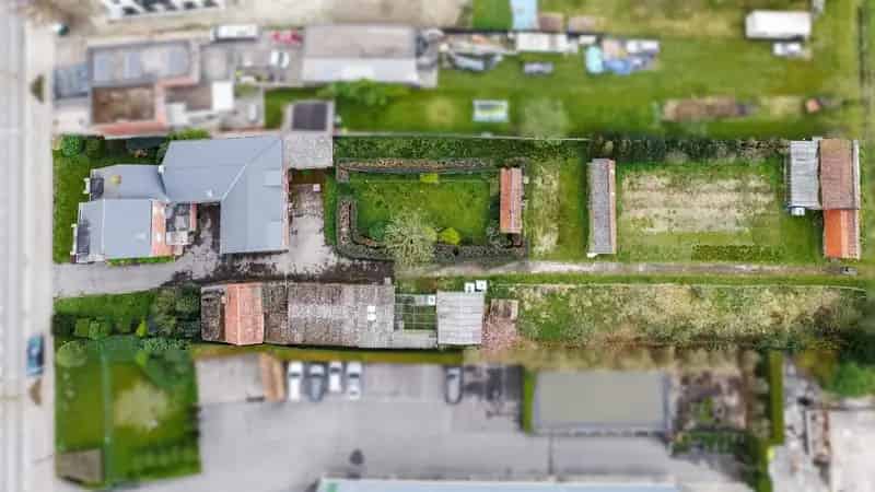 Riante woning te renoveren met bijgebouwen Lier