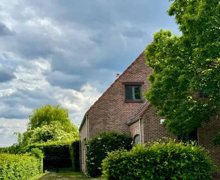 Huis Te Koop: Unieke woning met grote tuin en weids uitzicht