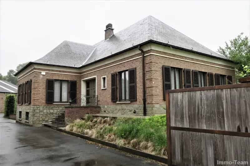 Robuuste woning met loods en weide