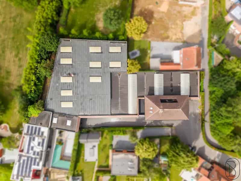 Te Koop: Appartementsgebouw met Loodsen en Kantoren
