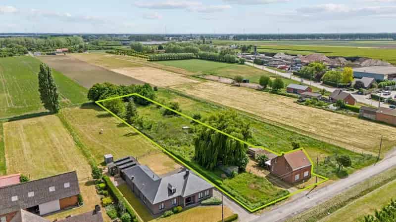 Huis te koop: Grote woning met stallingen te renoveren