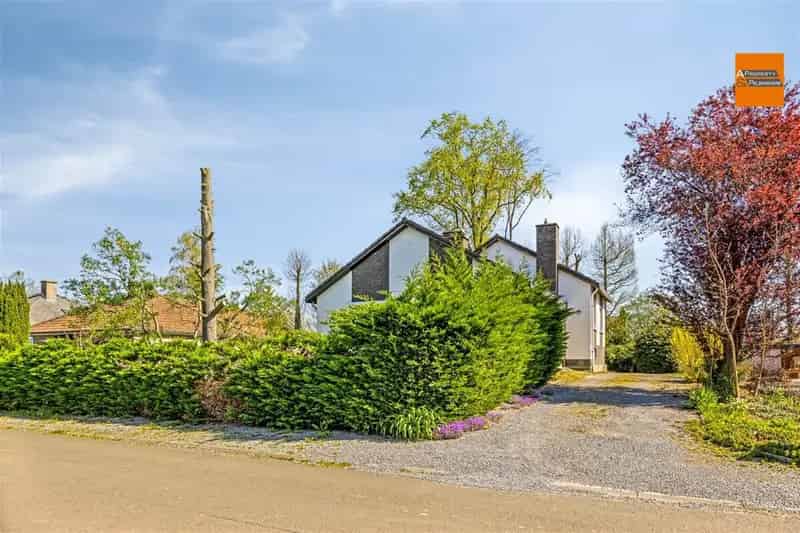 Ruime gerenoveerde villa met 4 slaapkmaers in residentiele wijk