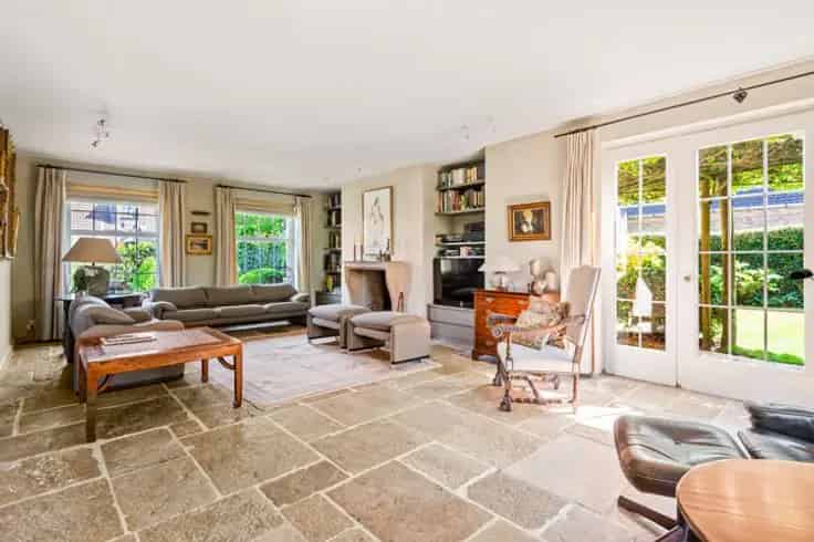 Huis Te Koop Hove: Ruime 5 Slaapkamers, 2 Badkamers, Mooie Tuin