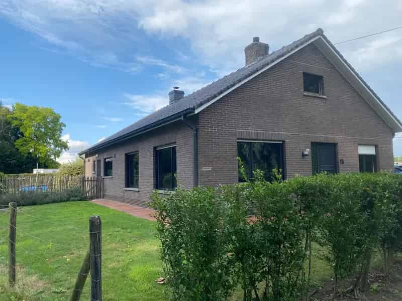 Bungalow te Bassevelde: Landelijk wonen met 3 slaapkamers en grote tuin