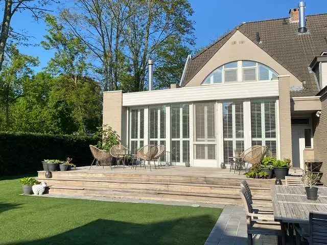 Huis te koop Brasschaat: 4 slaapkamers, 2 badkamers, ruime tuin