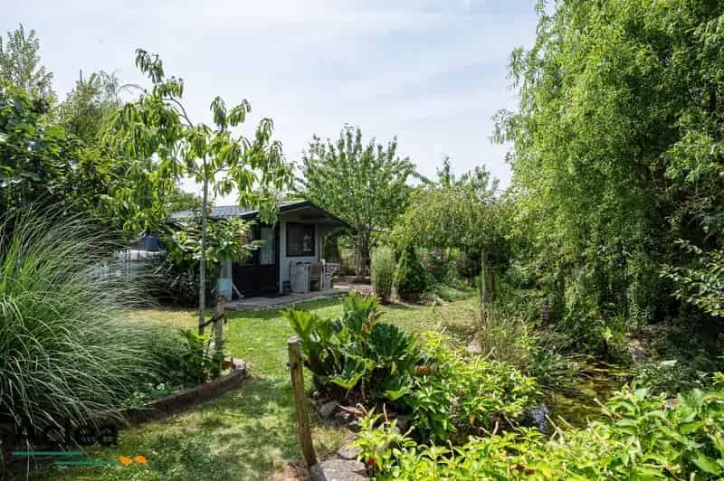 Halfopen Bebouwing Ruime Tuin