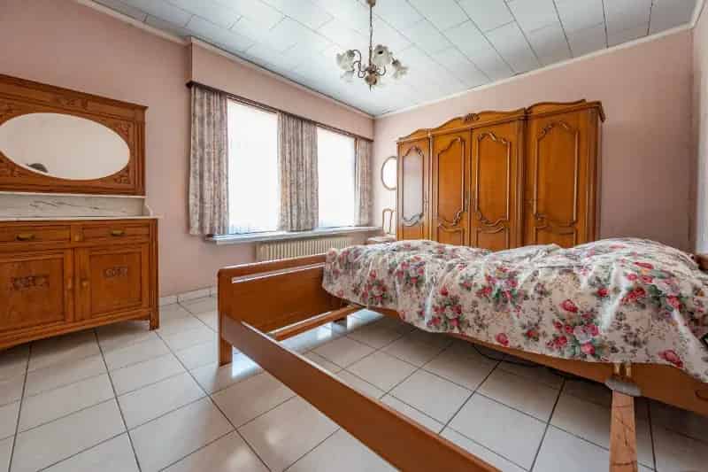 Huis te huur St-Pauwels: Ruime te renoveren woning met garage