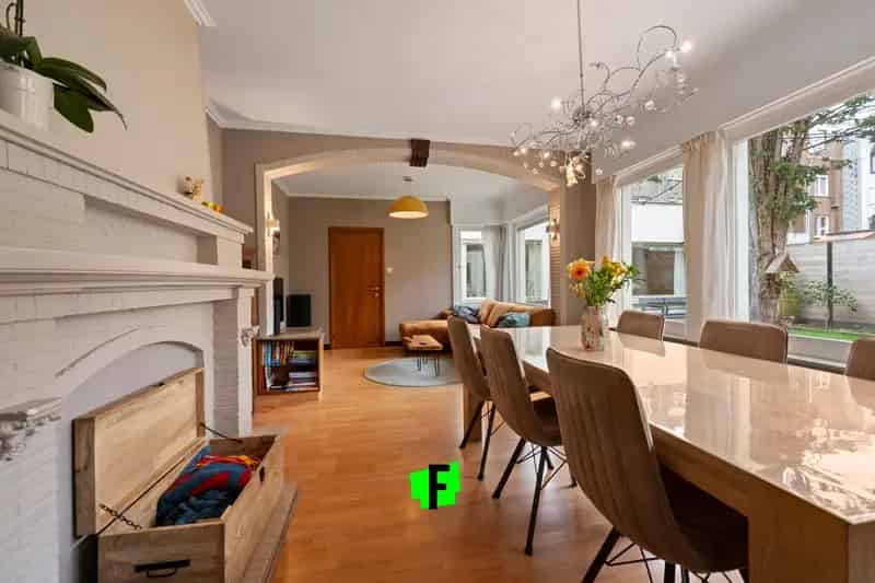 Huis te huur: Ruime woning met garage voor 6 auto's nabij strand