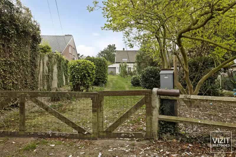 Te renoveren halfopen woning 16 are rustige ligging nabij Brussel