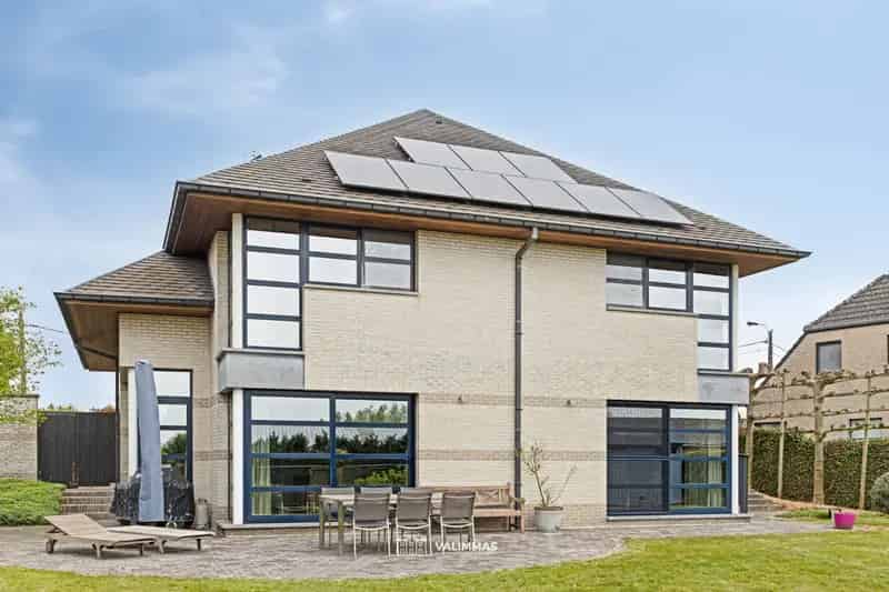 Ruime Luxueuze Villa met Dubbele Garage en Mooie Tuin