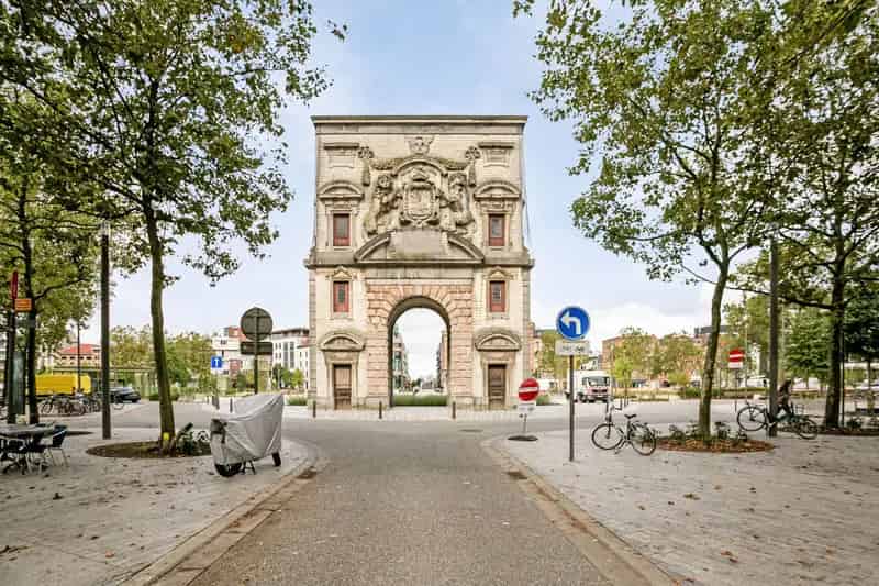 Antwerpen Zuid: Twee Herenhuizen met Magazijn en Appartementen