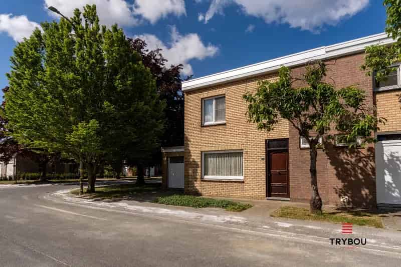 Huis te koop Roeselare: 3 slaapkamers, garage en zonnige tuin