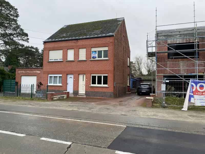 Te renoveren woning zeer goede locatie