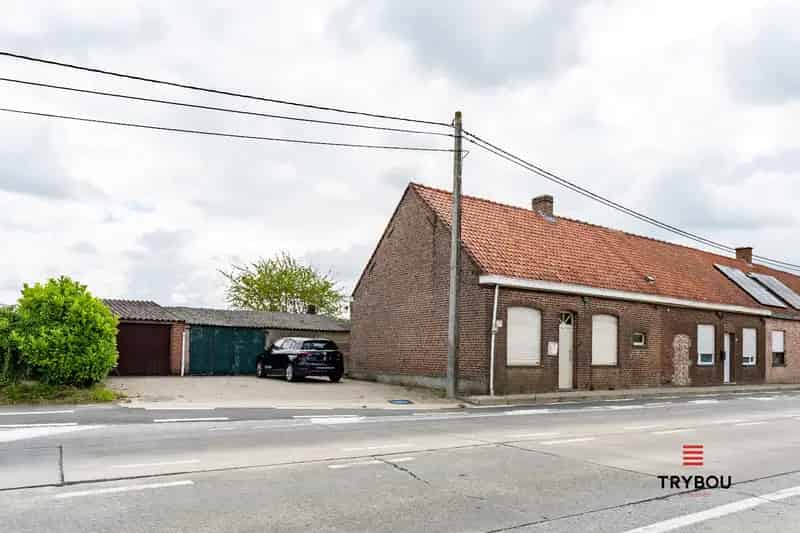 Te renoveren woning met garage te Langemark
