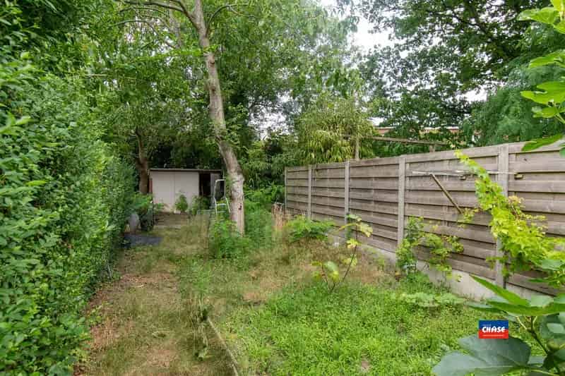 Gerenoveerde Rijwoning met 4 5 Slaapkamers en Grote Tuin