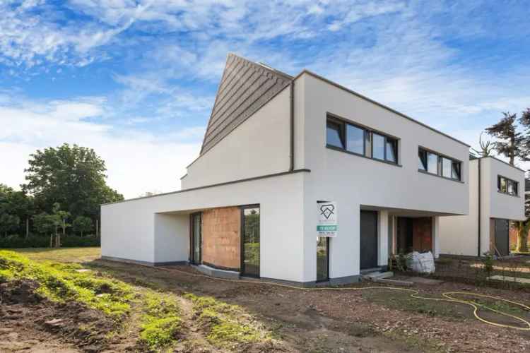 Te koop ruime halfopen huis met drie slaapkamers en grote tuin