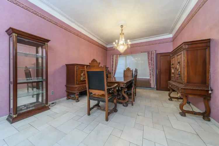 Te koop huis in Aalst met groot magazijn en historische charme