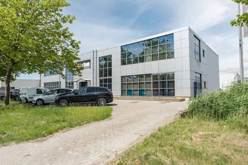 Ruim Multifunctioneel Bedrijfspand Met Kantorencomplex