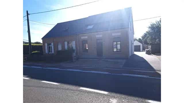 Huis te koop: Gerenoveerde woning met 3 slaapkamers en garage