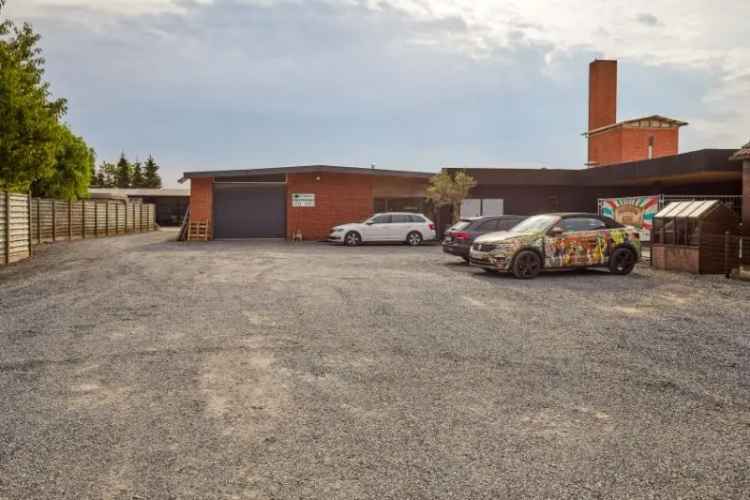 Ingelmunster-ambachtelijke zone. Vernieuwd magazijn met vloeroppervlakte van 800-850m² met oprit en toiletten. Uniek voor stockage en als werkloods. Meteen vrij!