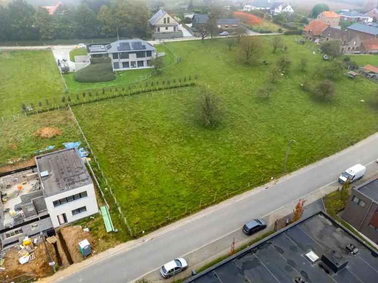 Bouwgrond voor het oprichten van een villa met plat dak.